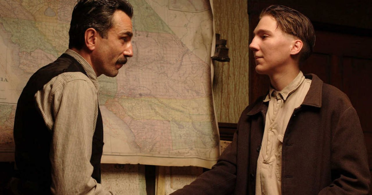 Дэниэл Дэй-Льюис в образе Плэйнвью и Пол Дано в образе Пола и Илая Сандеев