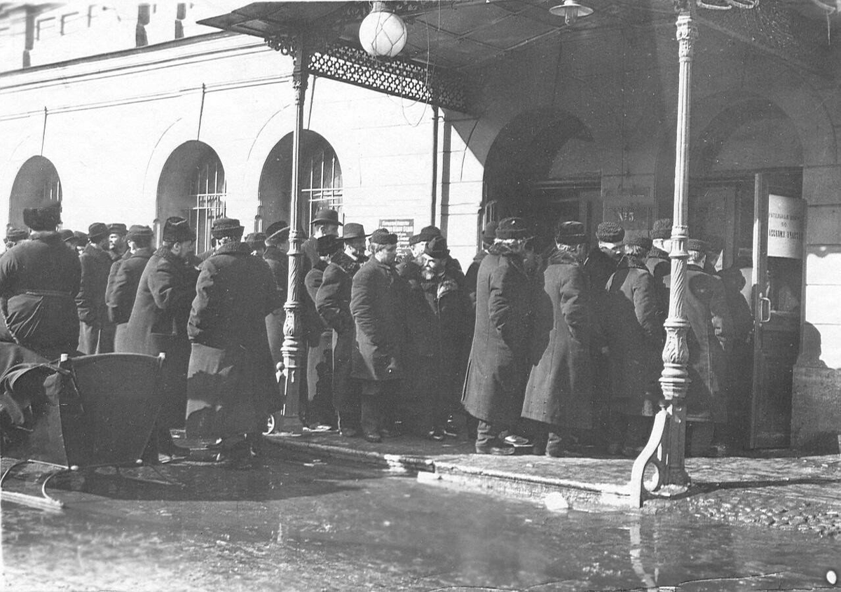 20 марта 1906. Очередь у здания Городской думы во время выборов выборщиков в Первую Государственную думу. Фото из открытых источников.