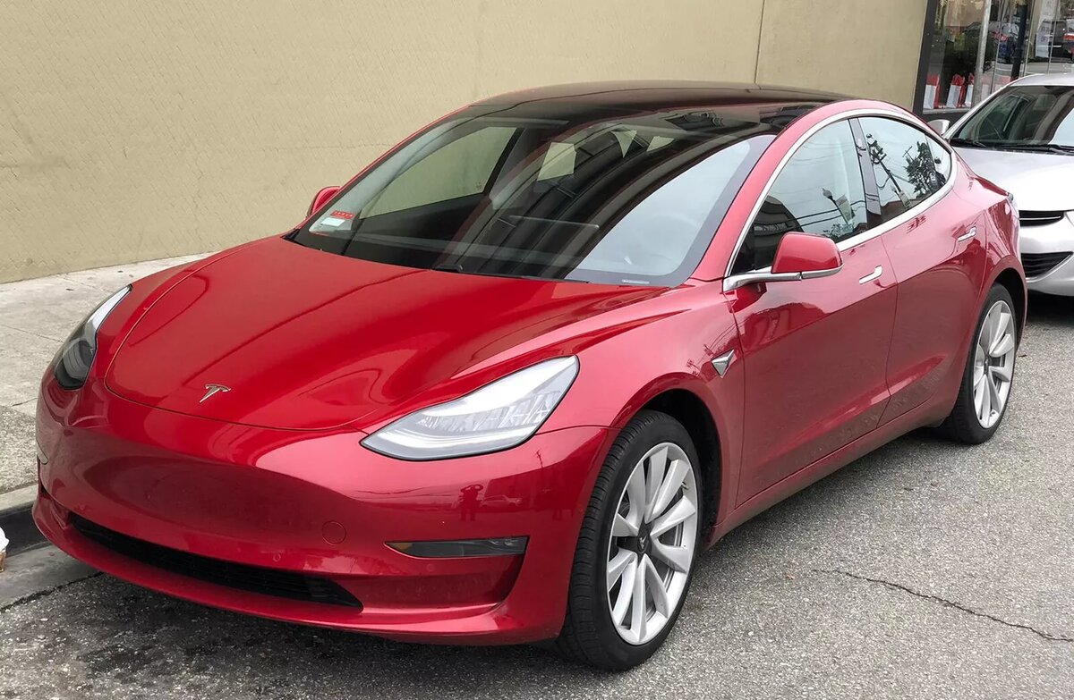 CC BY-SA 4.0 / Carlquinn / Tesla Model 3 parked, front driver side (cropped, resized)