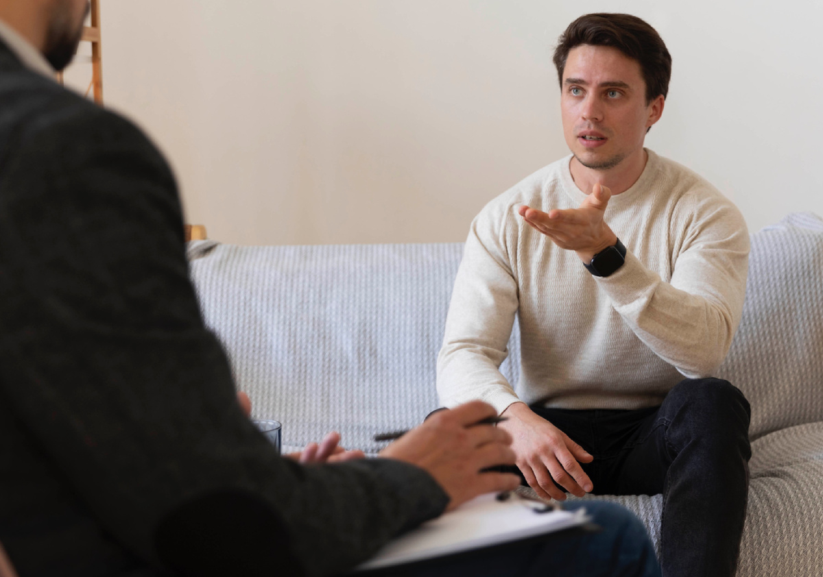 Фото: https://www.freepik.com/free-photo/family-therapy-psychologist-office_20260123.htm