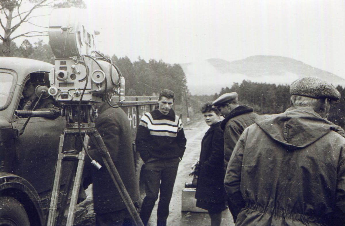 На съемках фильма Василия Шукшина «Живет такой парень» (1964). Юрий Григорьев в центре, справа от него — супруга Ренита Григорьева