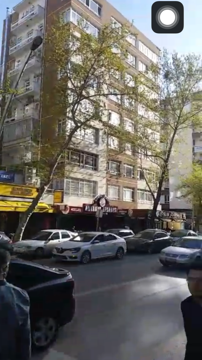 Анкара. Дом в котором находится квартира. На первом этаже - кафэшки. Один подъезд. 2 квартиры на этаже. Простоные. Светлые. 2 санузла. Метров 80 квадратных, не меньше. Отапливаются газом (российским). Котёл газовый в каждой квартире свой. Он же - источник горячей воды. Планировка квартиры удобна для размещения своего офиса или рабочего кабинета и приема посетителей не беспокоя домочадцев.