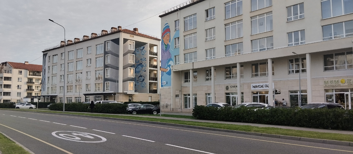 Необычное изображение на доме