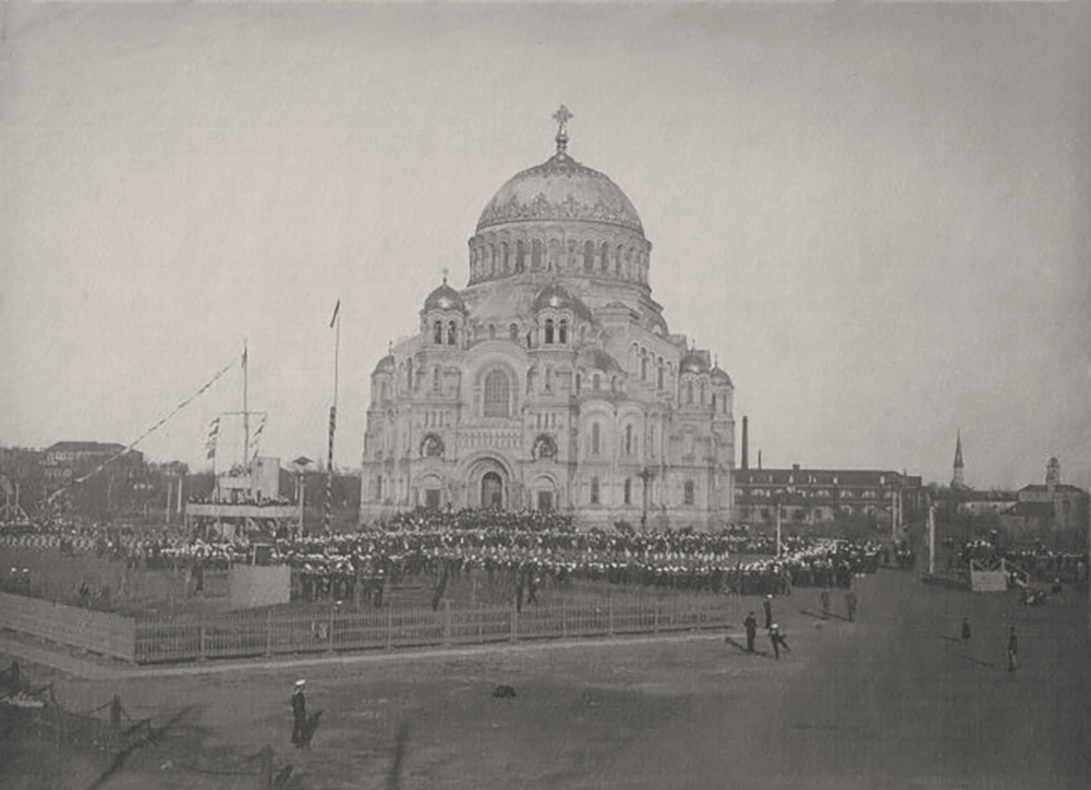 1 мая 1928 года - демонстрация на бывшей Якорной площади. Морской собор пока ещё храм.