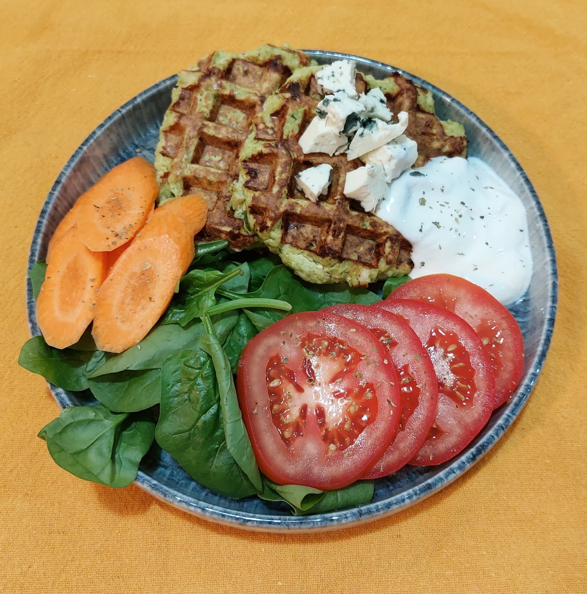 Чудесный завтрак от Ани Прокофьевой: куриные вафли, сметана, овощи, сыр. 