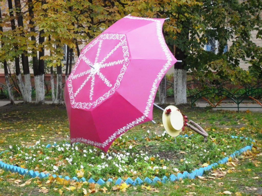 На улице Новой кто-то забыл зонтик. И шляпку.)