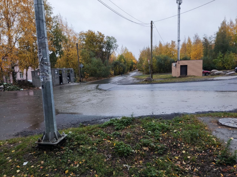    Зловонная река разлилась по только что отремонтированной улице ПетрозаводскаЧитательница "Фактор Новости"