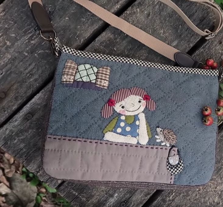    Сумочка в технике квилтинг   
Источник: Скриншот из видео