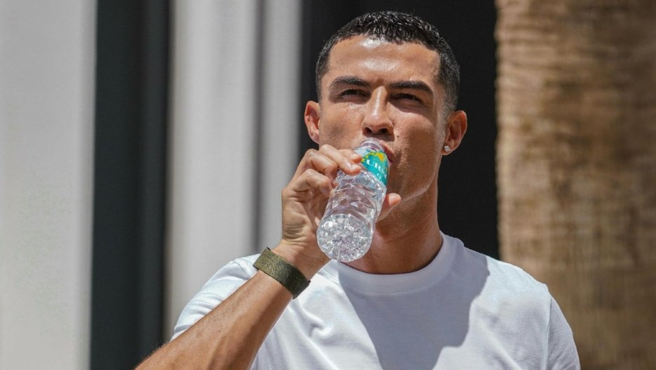    Роналду пьет воду.  Соцсети