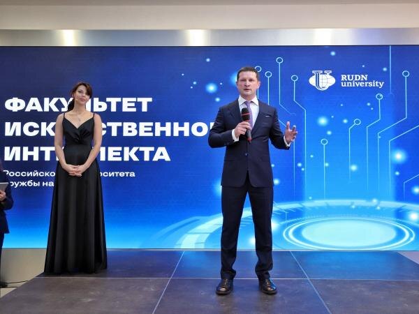 На фа­куль­те­те бу­дут го­товить спе­циа­лис­тов по раз­ра­бот­ке и внед­ре­нию циф­ро­вых ин­тел­лек­туаль­ных сис­тем.Це­ремо­ния от­кры­тия фа­куль­те­та ис­кусс­твен­но­го ин­тел­лек­та РУДН (ФИИ РУДН). На фо­то де­кан ФИИ Ан­тон Под­дуб­ский