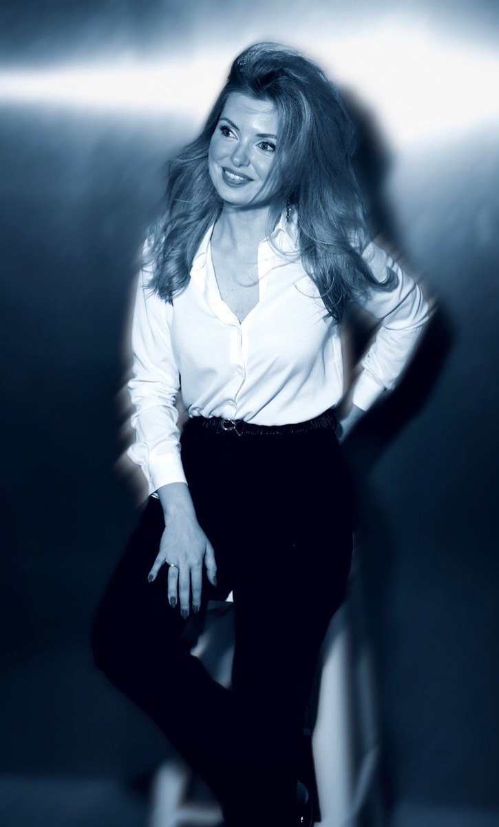 На фото сияет ведущая прогноза погоды на канале "Звезда" Ольга Паршина
