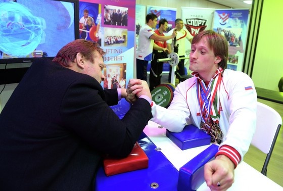    Многократный чемпион мира по армрестлингу среди людей с ограниченными физическими возможностями Константин Рабинович (справа)