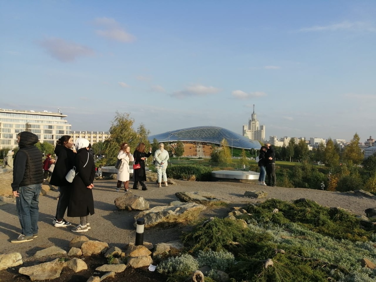     Туристы в парке Зарядье в Москве. © "Интерфакс". Елена Зиновьева