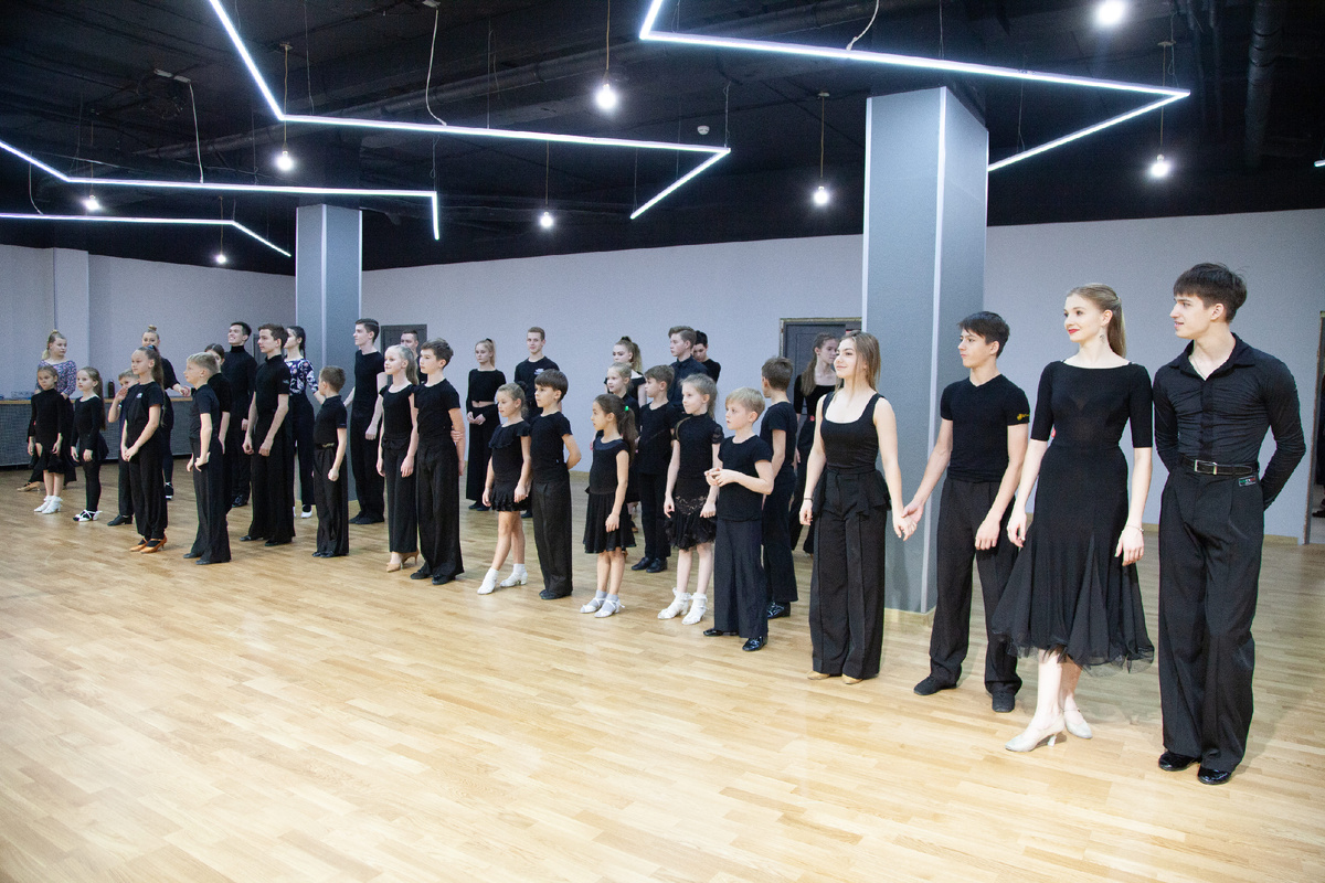 Каждый родитель сталкивается с вопросами: «Чем же занять ребёнка? В какую секцию отдать? Какие занятия будут максимально полезными для развития детей?»   Мы голосуем за танцы! Почему, спросите вы? Аргументируем. 
 
Танцы способствуют физическому развитию 
Первое и, пожалуй, самое очевидное – это здоровье и развитие физических качеств. Танцы - сложно координационный вид занятий, поэтому они оказывают положительное влияние на весь организм ребёнка. Танцевальные классы благоприятно влияют на опорно-двигательный аппарат, формируют правильную осанку, укрепляют мышцы и развивают выносливость, силу и гибкость у детей.  
 
Танцы вырабатывают характер и дисциплину 
Во-вторых, танцы способствуют формированию характера и внутреннего стержня у ребёнка. В занятиях танцами важны регулярность и грамотно выстроенное расписание, что формирует у детей понимание дисциплины, учит соблюдению режима и порядка, разумному распределению времени. Ребёнок учится ставить перед собой цели и достигать их, преодолевать трудности и стремится к совершенствованию. 
  
Танцы заряжают и разгружают 
Танец, классная музыка – то, что помогает выплеснуть негативные эмоции или наоборот дополнить приятный день хорошей тренировкой! Танцы заряжают позитивом, энергией и помогают стать более раскрепощённым, уверенным в себе, да просто поднимают настроение! 
 
Танцы – это про эстетику!  
Танцы развивают у детей чувство грации, красоты и эстетики.  Танец – это не только физическая нагрузка, но и искусство, в котором важна выразительность и пластика. Ребенок сможет выражать свои эмоции через движения и уметь выделяться среди других. 
 
Танцы развивают музыкальность 
Безусловно, любое танцевальное направление завязано на музыке. На тренировках детям прививаются музыкальность и ритмичность. Они учатся двигаться в такт музыки, слышать и чувствовать ее. 
 
Танцы развивают память 
Занятия танцами предполагают постоянное заучивание шагов, связок, движений, счетов. Это способствует развитию памяти и концентрации, что важно для гармоничного воспитания ребенка. 
 
Танцы – это круг единомышленников и друзей 
В детском возрасте важную роль играет развитие коммуникативных навыков. Танцы предполагают общение с тренером, коллективом, партнером. Дети учатся слаженной работе в группе или паре, умению слышать друг друга, уважать мнение окружающих, поддерживать партнера и высказывать свою точку зрения, а также обзавестись новыми знакомыми и друзьями. 
 
Танцы – это уникальность и многогранность! 
Гармоничное воспитание означает, что ребенок должен развиваться не только физически, но и умственно, эмоционально, нравственно и социально. В занятиях танцами это все сплетается воедино и формирует гармоничную личность. 
 
Думаю, что мы смогли ответить на вопрос, почему же все же танцы!