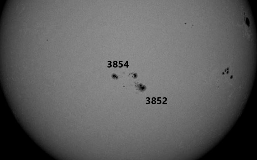 Активные области 3854 и 3852 вышли на линию Солнце-Земля 13 октября. Фото: xras.ru