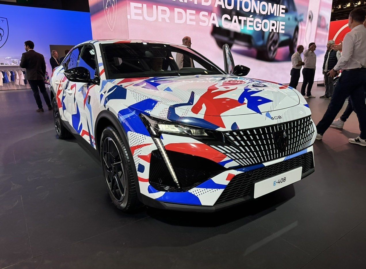 Peugeot E-408 на стенде компании при проведении Парижского автосалона 2024 года 