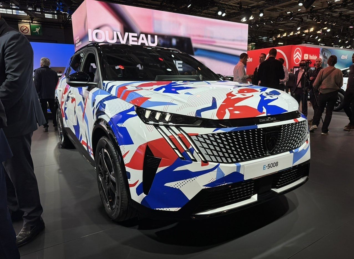 Новый кроссовер Peugeot E-5008 на фирменном стенде компании 