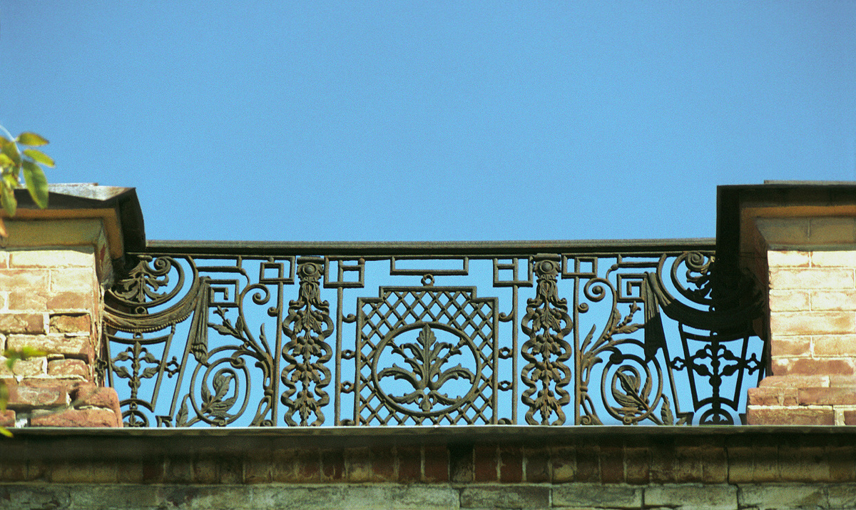 Старинное чугунное ограждение кровли