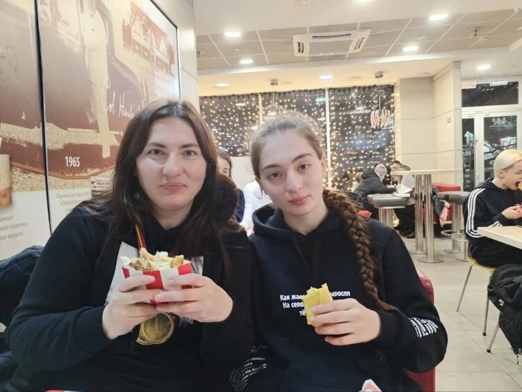 Анна Цомартова вместе с матерью. Фото предоставила семья пропавшей