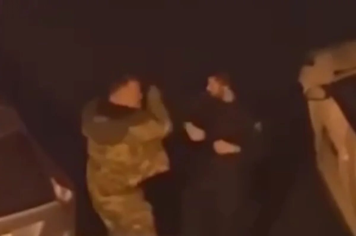    За несколько мгновений до падения жертвы избиения на землю.