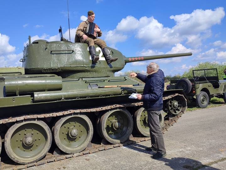  Режиссер Карен Геворкян с актером / Фото: vk.com / Х/ф «Василий Тёркин»