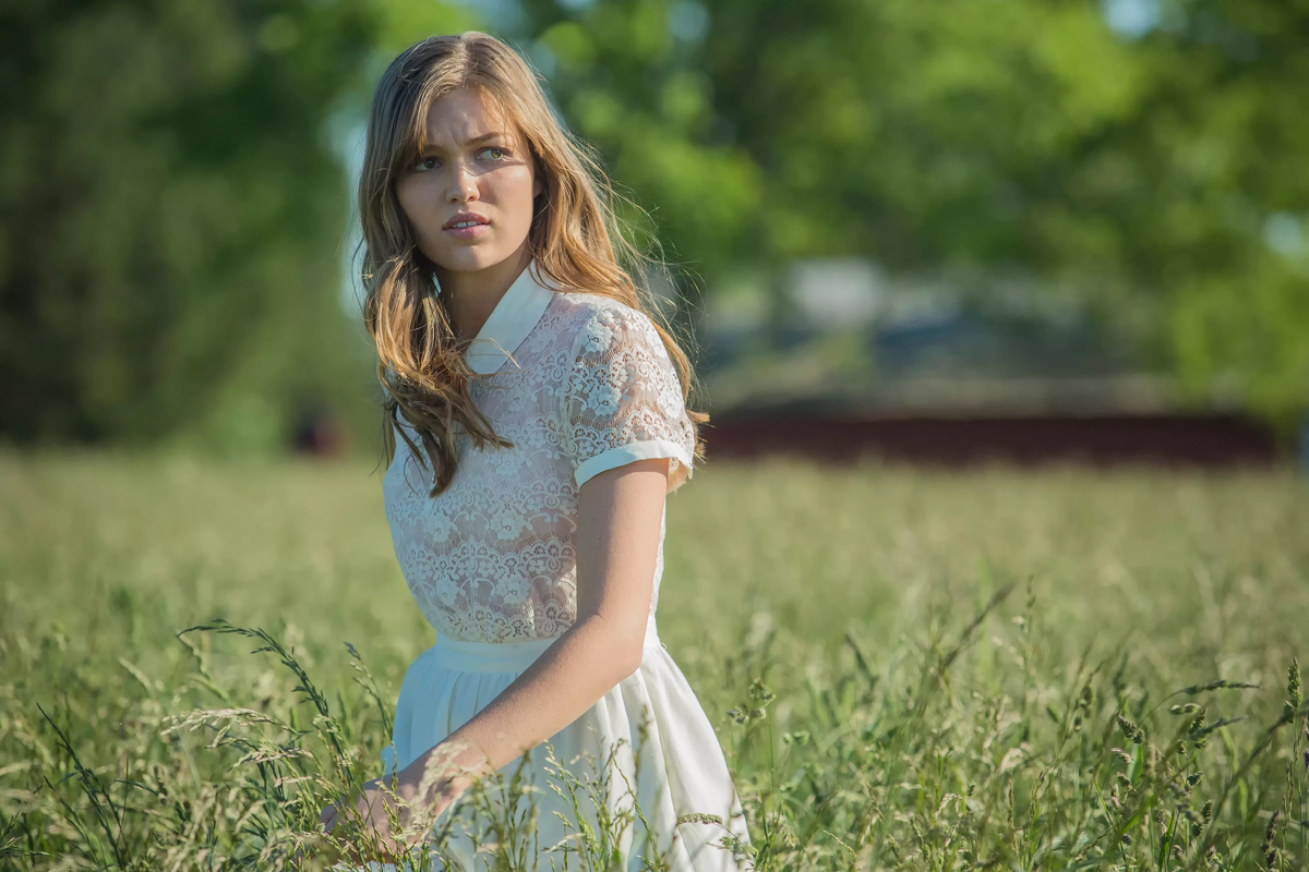 https://get.wallhere.com/photo/sunlight-model-grass-field-photography-dress-green-Person-Banshee-Lili-Simmons-flower-girl-beauty-woman-photograph-meadow-lawn-woodland-portrait-photography-photo-shoot-246020.jpg