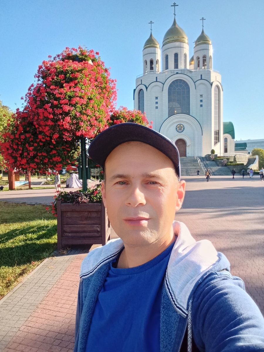 Красавец храм на фоне ясного  голубого неба