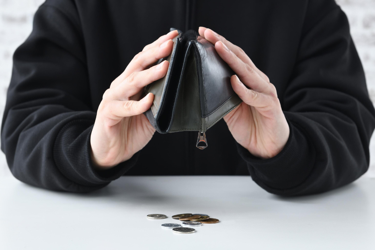 Денег в кошельке у Латвии все меньше © iStock/takasuu