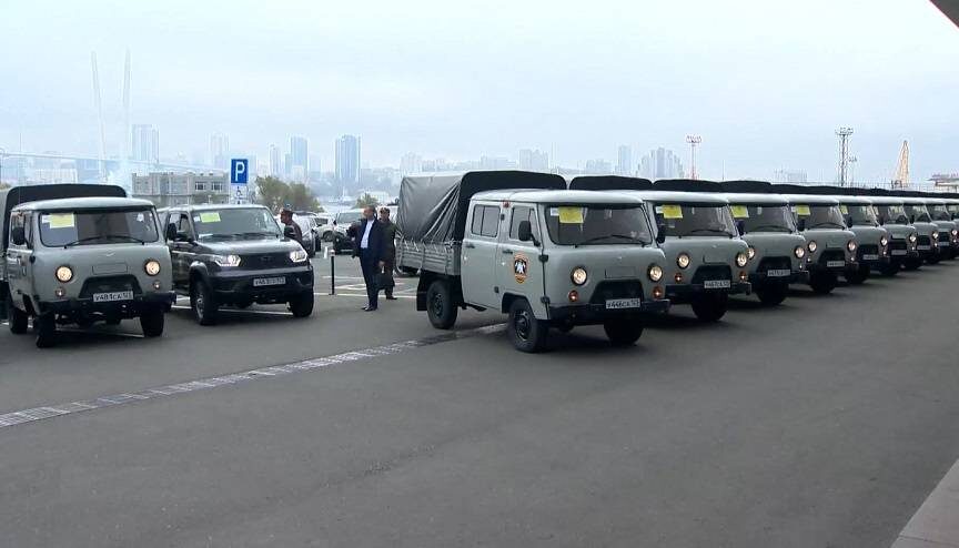 Новые автомобили вручили пожарным со всего Приморья 