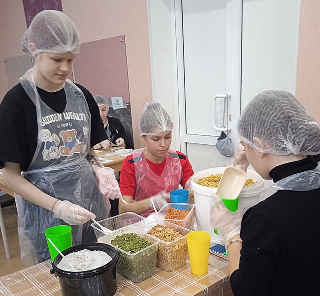 У волонтёров, которые фасуют супчики, под рукой список ингредиентов и портативные электронные весы