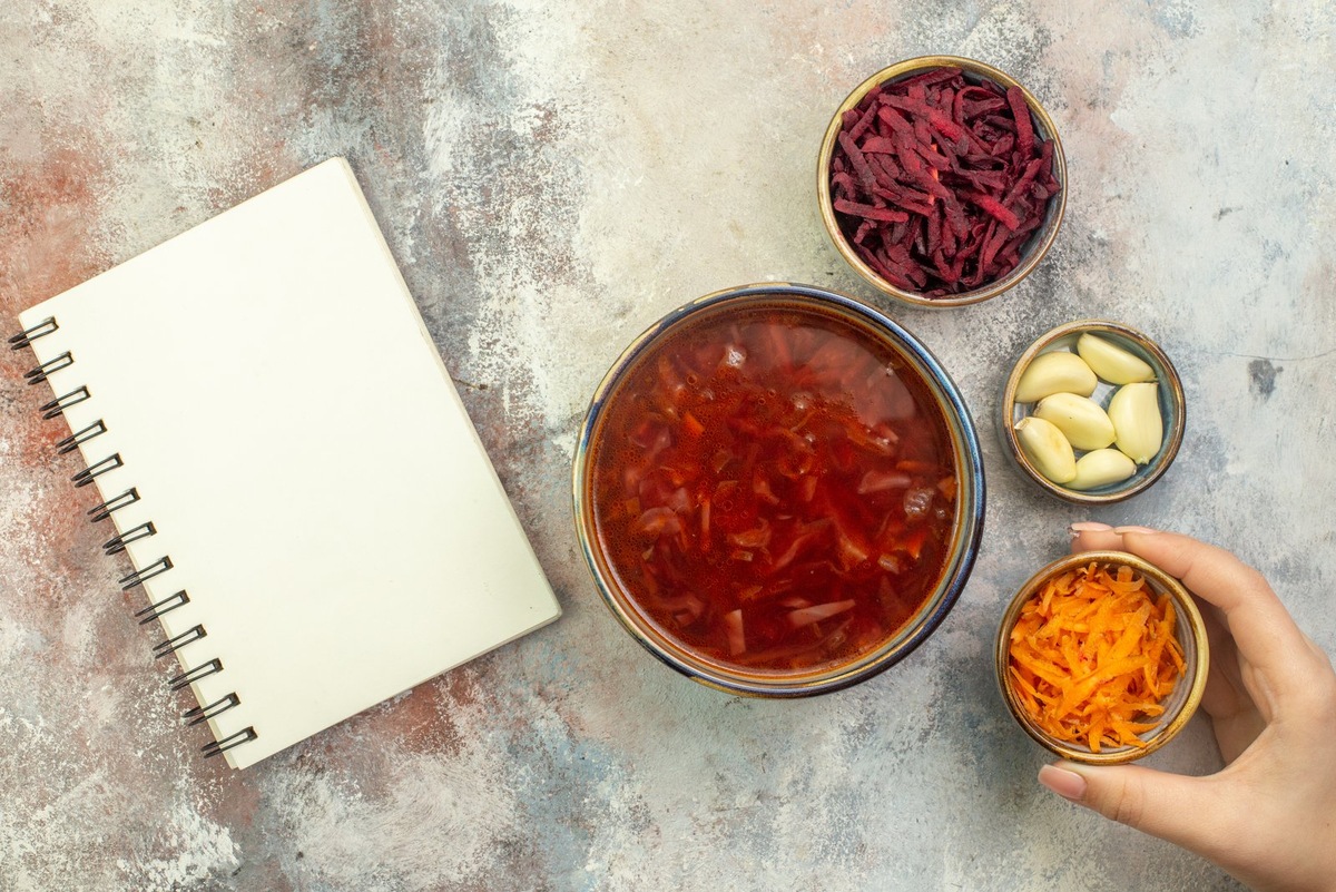    Холодный борщ – сытное и вкусное блюдо.