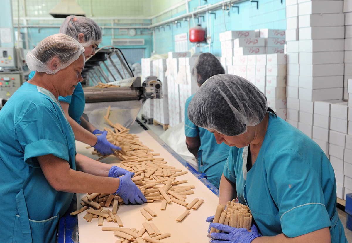  Фасовщицы на линии по производству хрустящих батончиков
Фото: Алексей Сухоруков / «РИА Новости»