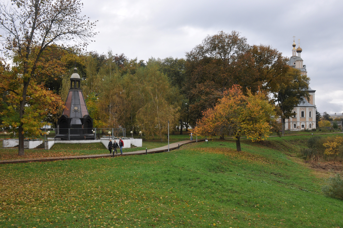 Часовня Александра Невского и Казанская церковь на Успенской площади. 5 октября 2024 года.