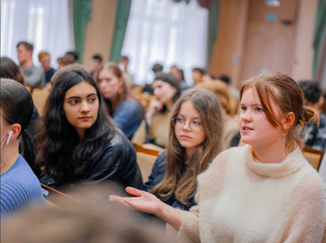 Женя Шешенина с подругами на лекции