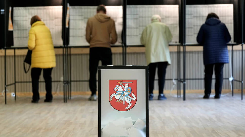 Избиратели голосуют на участке в городе Утене (13 октября 2024 года).📷Фото: Ints Kalnins / Reuters