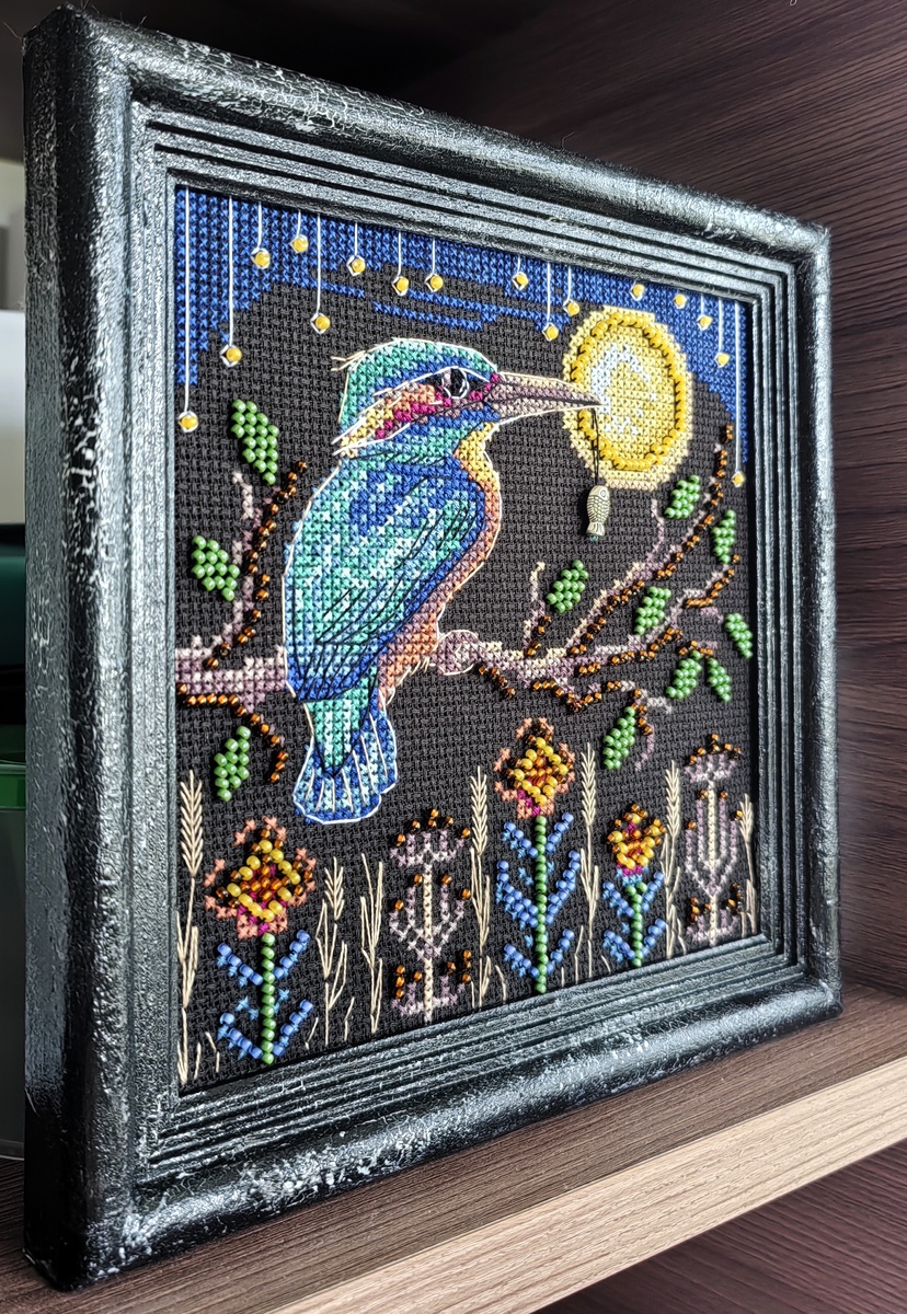 Яркая птица