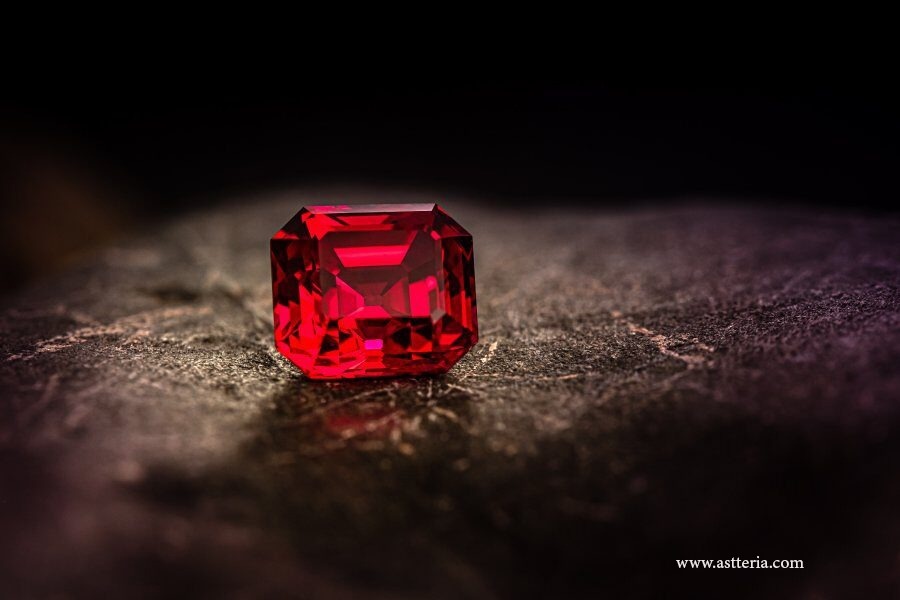 Вторую чакру называют «Сакральной» или Свадхистаной. Свадхистана — центр желаний. Чакра расположена в центре живота немного ниже пупка. Именно здесь энергия помогает разжигать страсть 🔥, желания тела. Здесь зарождаются воодушевление и стремление наслаждаться жизнью. Сакральная чакра отвечает за баланс мужской и женской энергии в теле, за отношение между полами и влечение 👩🏻‍❤️‍💋‍👨🏻.Блокировки или энергетические перекосы в Свадхистане вызывают агрессию 🤬 или зависимости 💉🍷. Отказ от противоположного пола в пользу однополых связей тоже связан с перекосами в Сакральной чакре.У женщин накопленная агрессия может выражаться в избыточных жировых отложениях на талии. Также проблемы второй чакры проявляются в болезнях печени и кишечника.С энергией второй чакры работают красные ❤️💎 минералы:🔴 красные гранаты (пироп, альмандин, гессонит);🔴 шпинель;🔴 рубин;🔴 красная яшма;🔴 родонит;🔴 сардоникс;🔴 турмалинНедавно на российском рынке появились и редкие андезины 🤩. У лучших экземпляров встречается идеально чистый спектральный красный цвет 🎨. Для гармонизации Свадхистаны подходят и оранжевые 🧡, коричневые 🤎 и насыщенные розовые камни. Выбирайте те, чей оттенок выглядит чистым и привлекательным. 👍