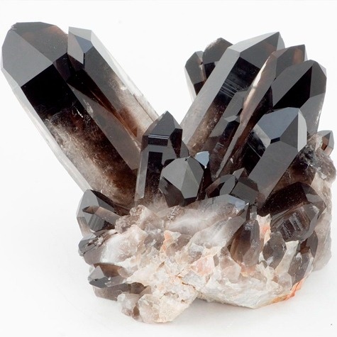 Первая чакра — Муладхара. Чакра находится в районе промежности и наполнена энергией выживания, бытия. Чакра выводит наши желания на реализацию, помогает воплотить задуманное и перевести идеи с ментального уровня на уровень физический.Энергия Муладхары связана с базовыми потребностями: пища нужна 🍲 для выживания, дом 🏠 для безопасности, интимная близость для продолжения рода 👶🏻.Если чакра открыта, то человек достигает целей, у него не возникает сложностей с развитием и самореализацией. Негативные проявления чакры связаны со страхом. Если возникает страх 😱, то человек действует под влиянием этой эмоции, а не любви.Если в теле есть блокировки, то энергия не выходит, накапливается. Даже лишний вес свидетельствует о том, что энергия не может беспрепятственно выйти из тела. Проблемы Муладхары выражаются в болезнях опорно-двигательного аппарата 🚶🏻 (человек словно не дает себе двигаться вперед), в варикозе, в бесплодии и сложностях выносить плод 🤰🏻, в недугах половой системы.С энергией Муладхары работают темные минералы 🖤🤎💙: черные, темно-синие, темно-красные и другие.Такие камни будут работать сразу с несколькими чакрами, но непременно окажут влияние и на энергию реализации. Реализация — это движение вперед, проработка и преодоление страхов, путь к цели 🎯 и воплощение желаемого. Также полезны практики: спорт 🏋🏻‍♀️, работа на огороде 🌻 и, конечно, регулярная активность и дисциплина.Теперь вы знаете обо всех семи чакрах, и пришло время начать новую тему. Какую? Пусть это будет сюрпризом. Подпишитесь, чтобы не пропустить. ✔️