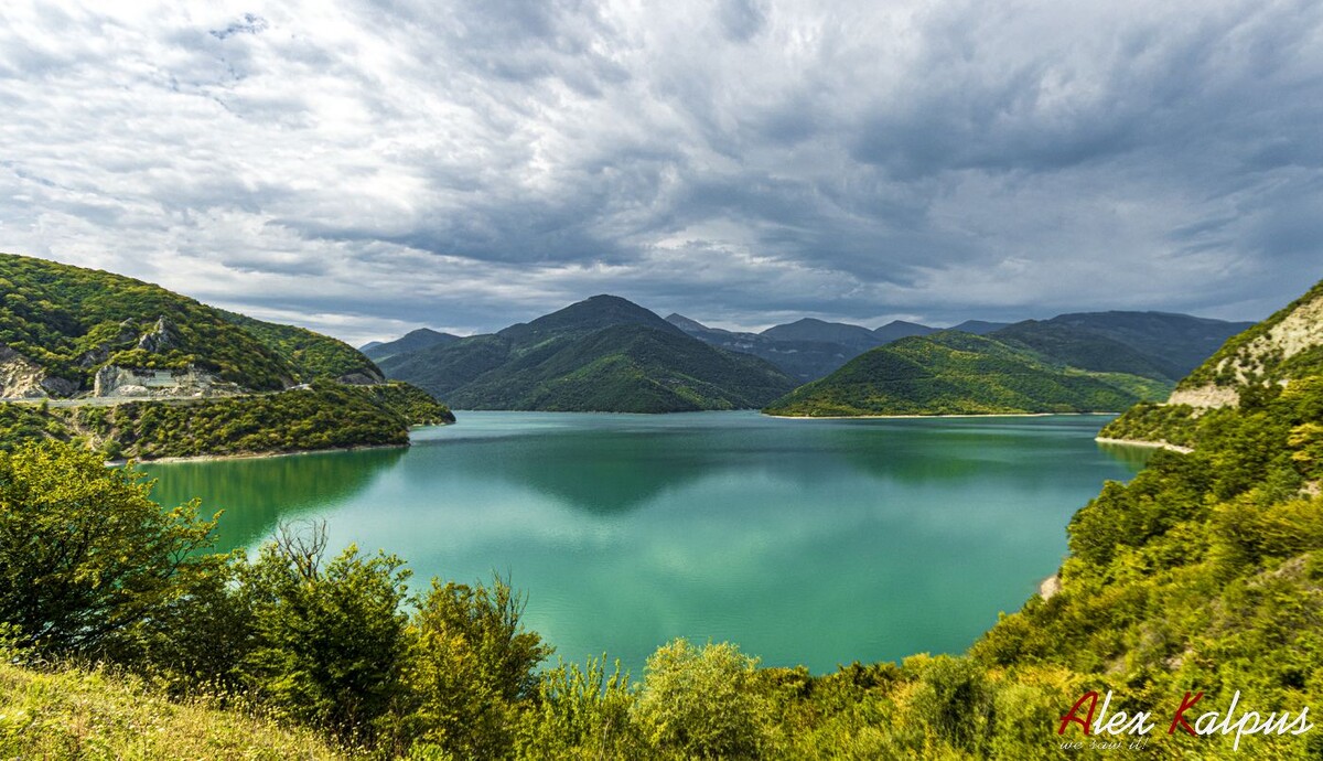 Жинвальское озеро. На фотографии видно слева и справа дороги. Которая слева, это и есть Военно-Грузинская дорога в сторону границы с РФ, горнолыжному курорту Гудаури. А справа, это дорога к Хевсурети.  Обе дороги живописны и фотогеничные (если так можно сказать о дорогах). А мест для сэлфи - не счесть!