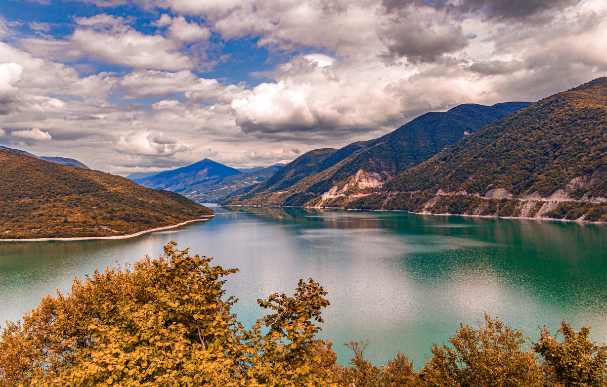 Жинвальское озеро осенью.