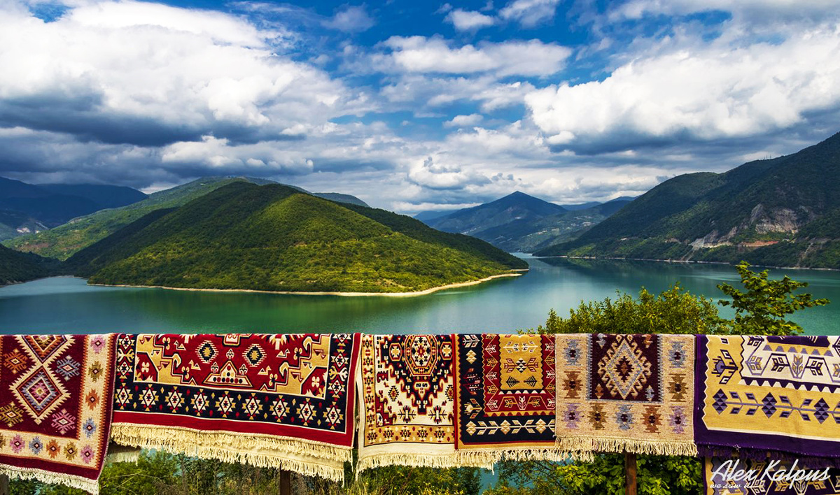 Озеро Жинвали и национальные коврики у смотровой площадки.