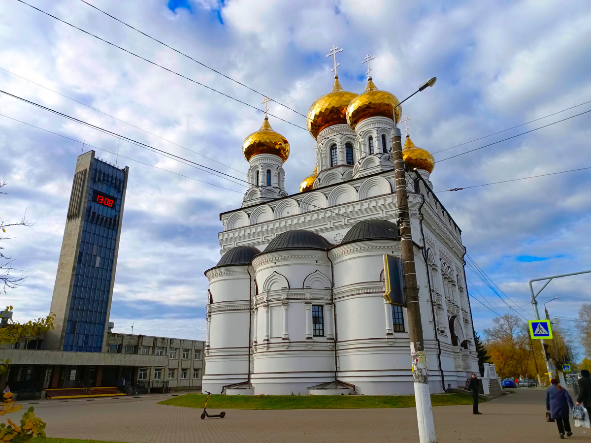 Красавец собор Александра Невского на Привокзальной площади в Твери. 