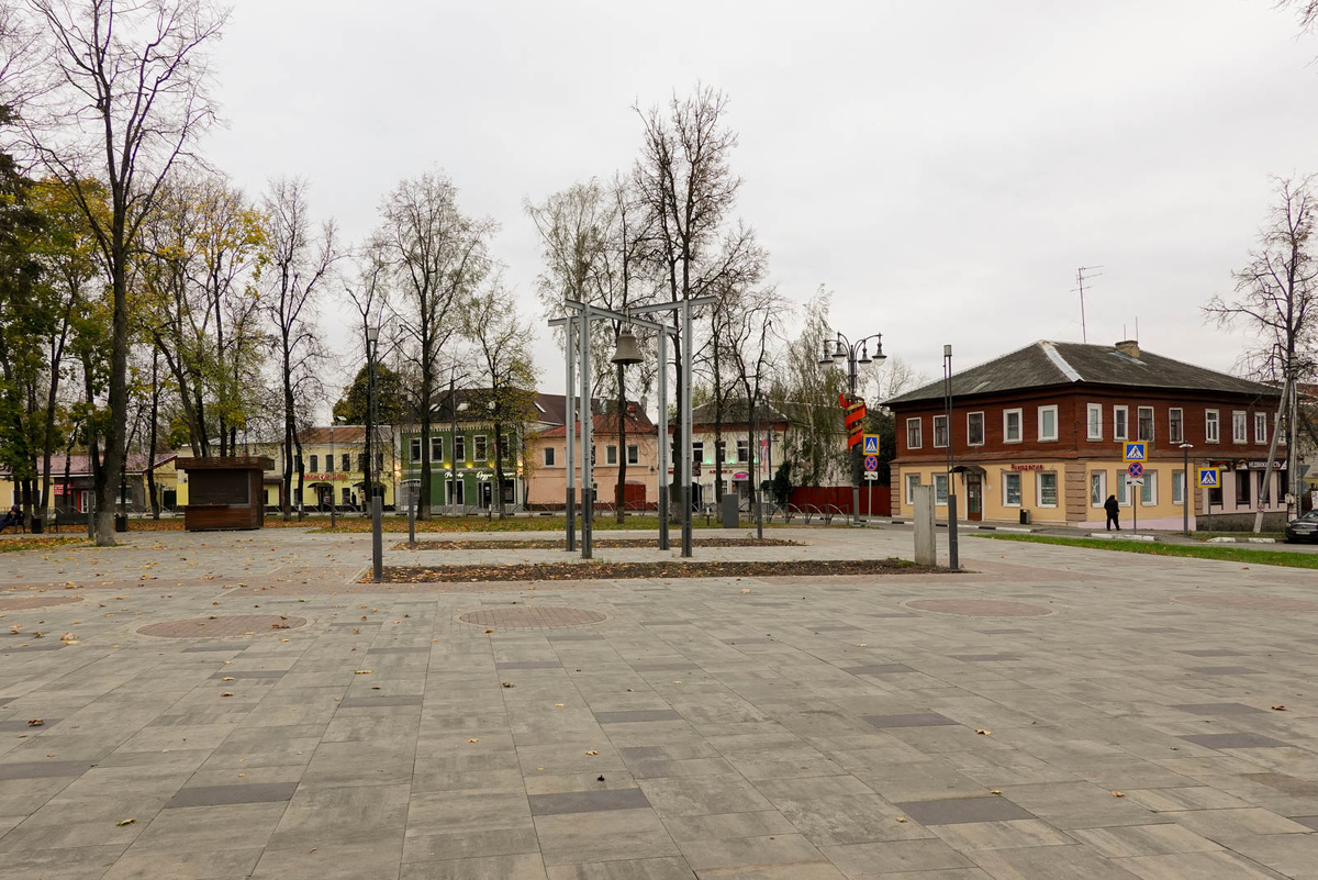 Здесь несколько лет назад провели благоустройство. Плитка уложена идеально. Застройка с иголочки, все домики нарядные.