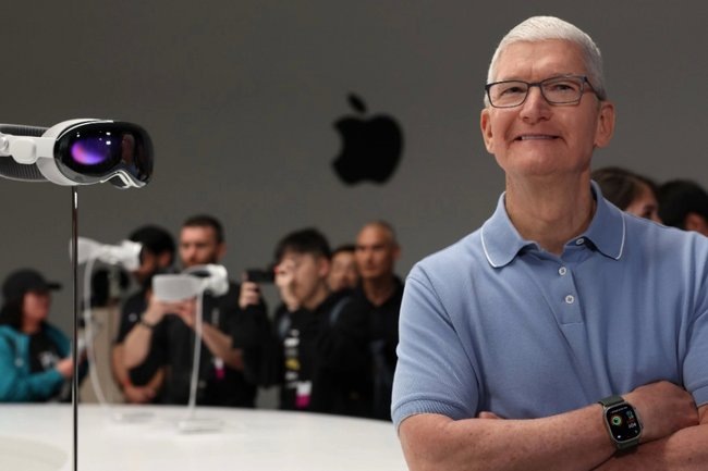    Глава Apple Тим Кук и очки дополненной реальности Vision Pro
