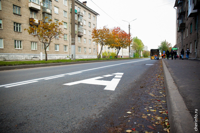    Сегодня сотрудники "Спецавтотранса" наносят разметку на правой полосе проспекта. Вскоре там установят дорожные знаки.