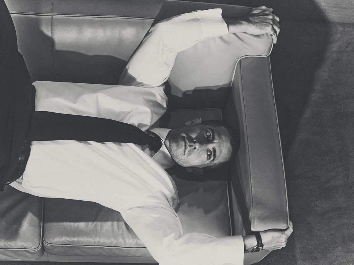 Рубашка, галстук и ремень Tom Ford, брюки Saint Laurent by Anthony Vaccarello, часы и кольцо Cartier 