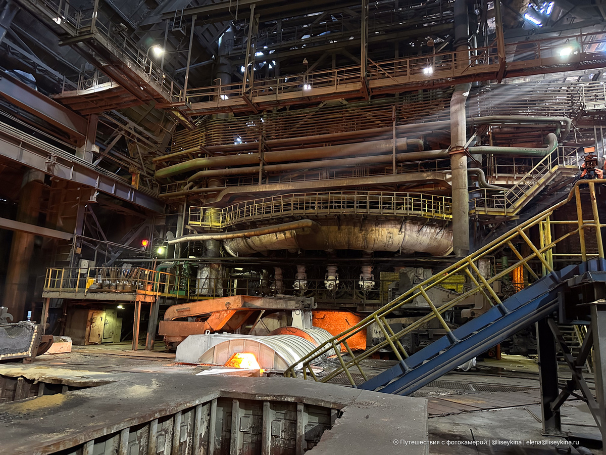 Комбинат, кстати, впечатляет. Он по площади больше Парижа. :)