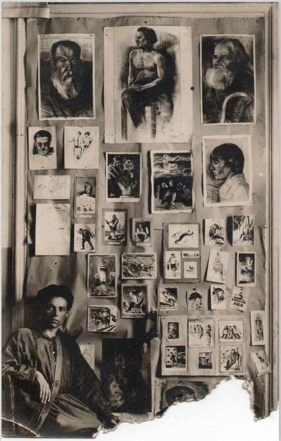 1930 г.. Мой дедушка, Блинов Н. А., тут ему 22 года. Последний день в Техникуме искусств, зачетная последняя выставка. 