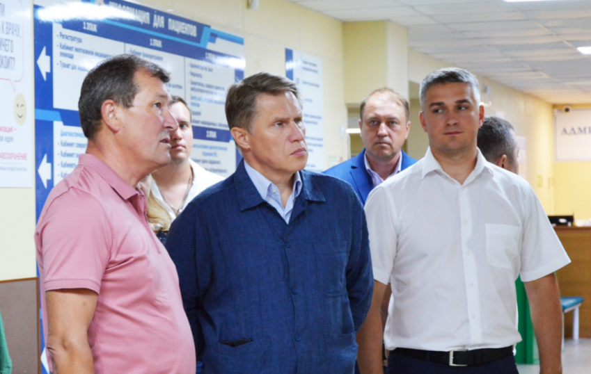    Министр здравоохранения Крыма Алексей Натаров (справа) / сайт Минздрава Республики Крым GxP News