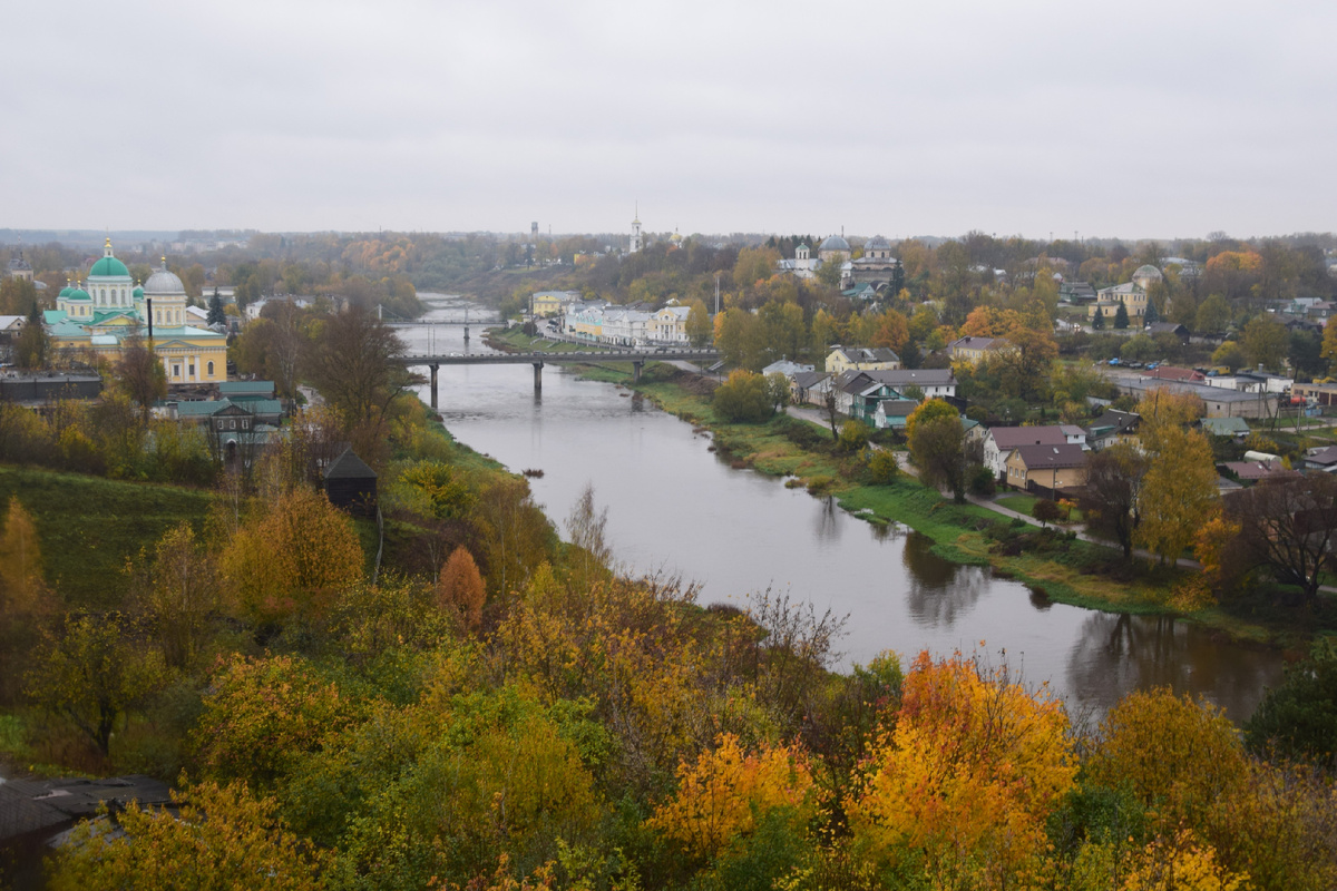 Вид города с колокольни Церкви Спаса Нерукотворного Образа Новоторжского Борисоглебского монастыря. Фото автора канала "Приключения Тома Сойера".